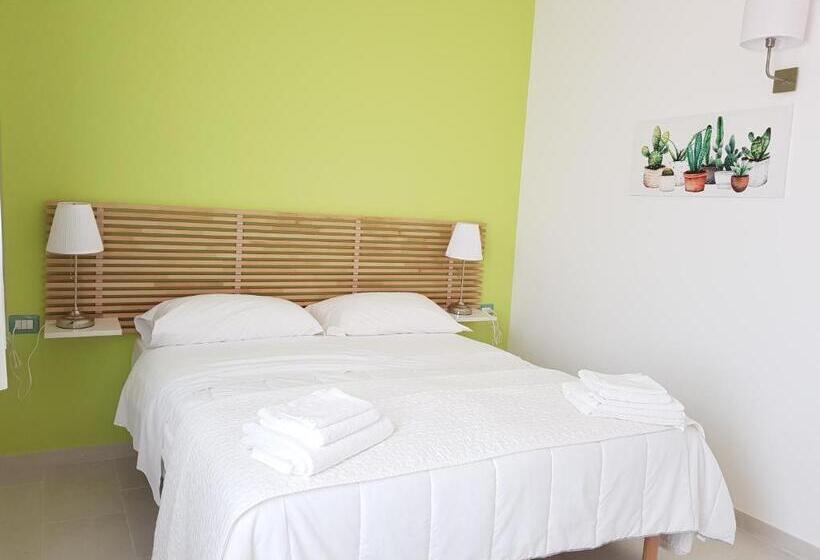 اتاق استاندارد با چشم‌انداز استخر, Resort Villa Isola B&b