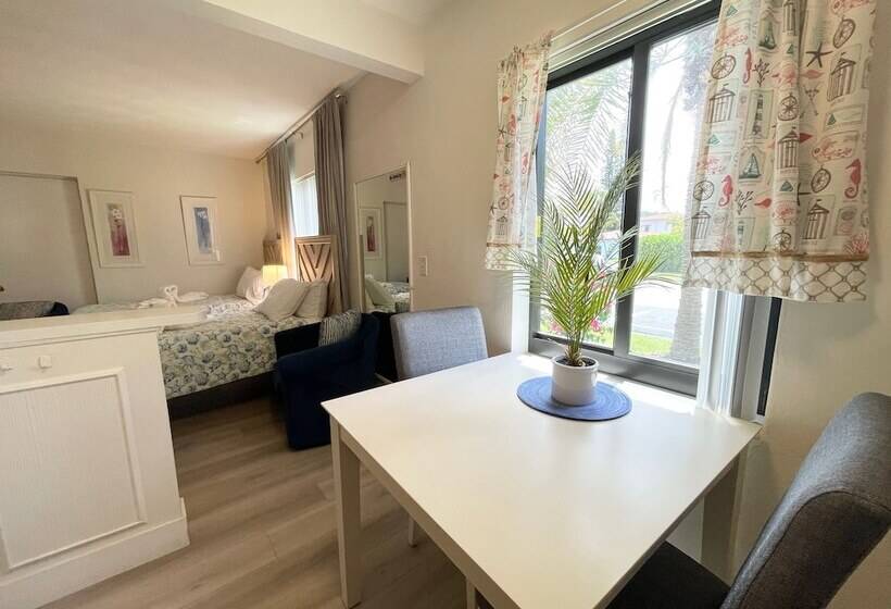 스탠다드 스튜디오, Tropic Isle Beach Resort