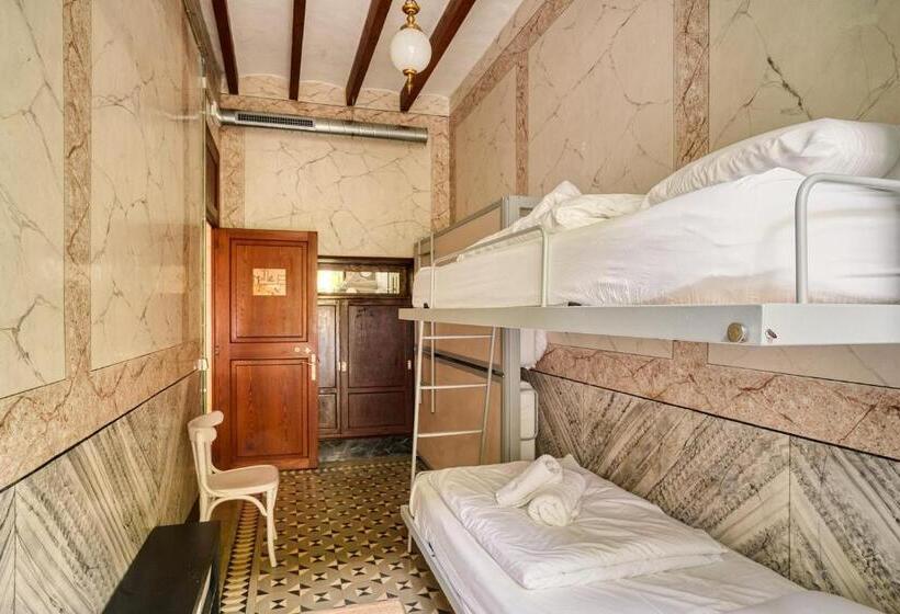 Номер Стандарт Четырехместный Совместный Санузел, Hostel Sóller