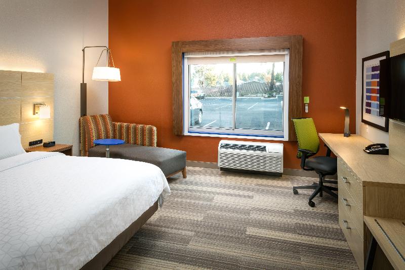 适合残疾人士使用的带超级大床的标准间, Holiday Inn Express & Suites   Bend South, An Ihg