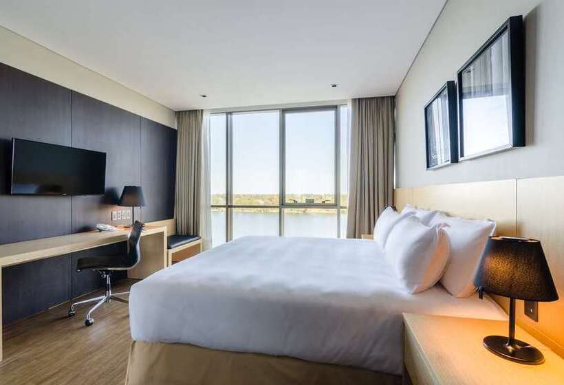 سوئیت با تخت بزرگ, Hampton By Hilton David