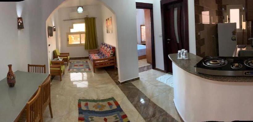 اتاق اجرایی سه نفره, Thecastle