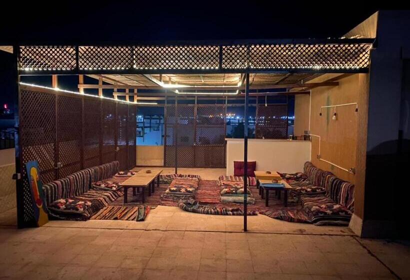 اتاق اجرایی سه نفره, Thecastle