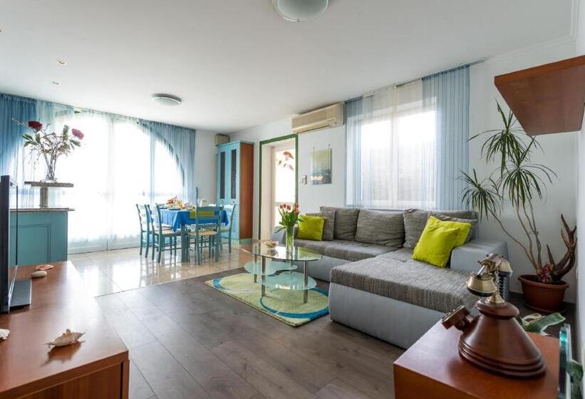 شقة غرفتين مطلة على البحر, Apartments And Room Lora