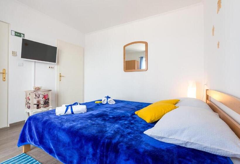 شقة غرفة نوم واحدة مزودة بتراس مطلة على البحر, Apartments And Room Lora