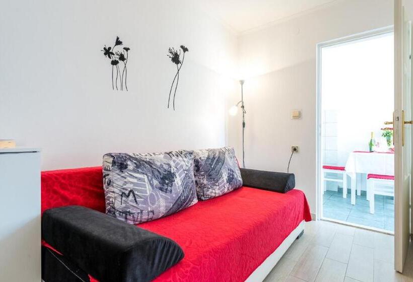شقة غرفة واحدة مزودة بتراس, Apartments And Room Lora