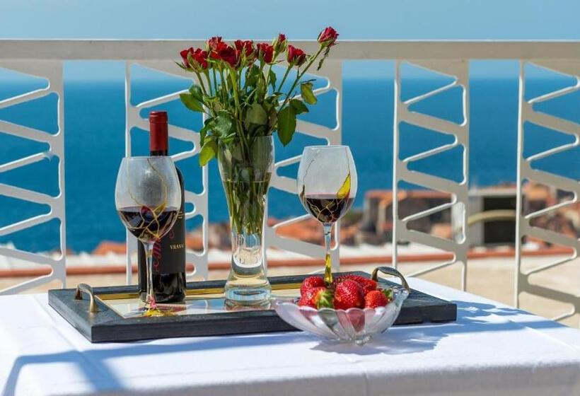 غرفة قياسية مزوَّدة بتراس, Apartments And Room Lora