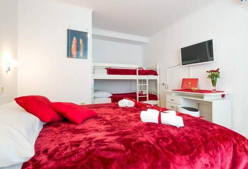 شقة غرفة نوم واحدة مزودة بتراس مطلة على البحر, Apartments And Room Lora