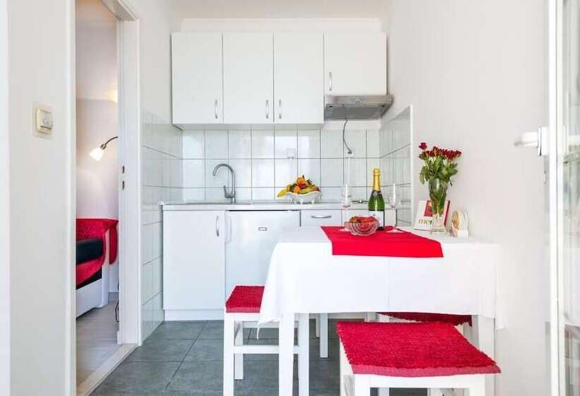 شقة غرفة نوم واحدة مزودة بتراس مطلة على البحر, Apartments And Room Lora