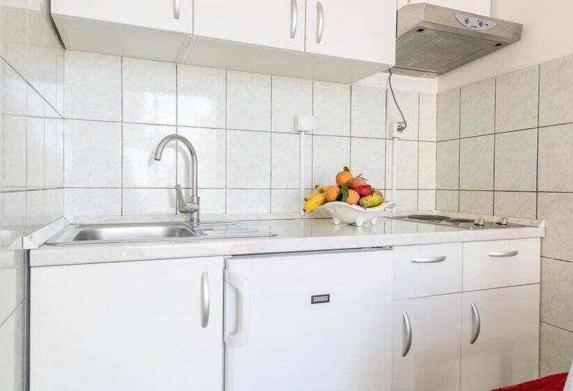شقة غرفة نوم واحدة مزودة بتراس مطلة على البحر, Apartments And Room Lora
