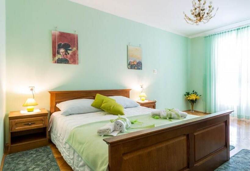 شقة غرفتين مطلة على البحر, Apartments And Room Lora