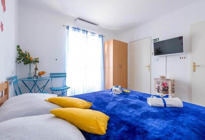 شقة غرفة نوم واحدة مزودة بتراس مطلة على البحر, Apartments And Room Lora
