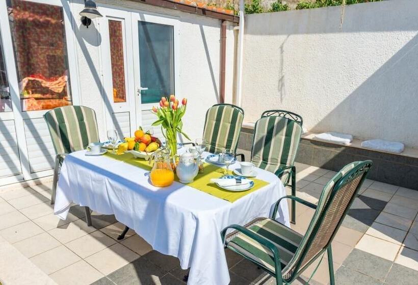 شقة غرفتين مطلة على البحر, Apartments And Room Lora