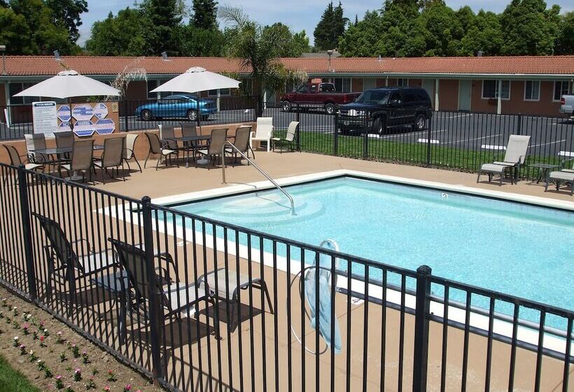 Люкс, Tri Valley Inn & Suites