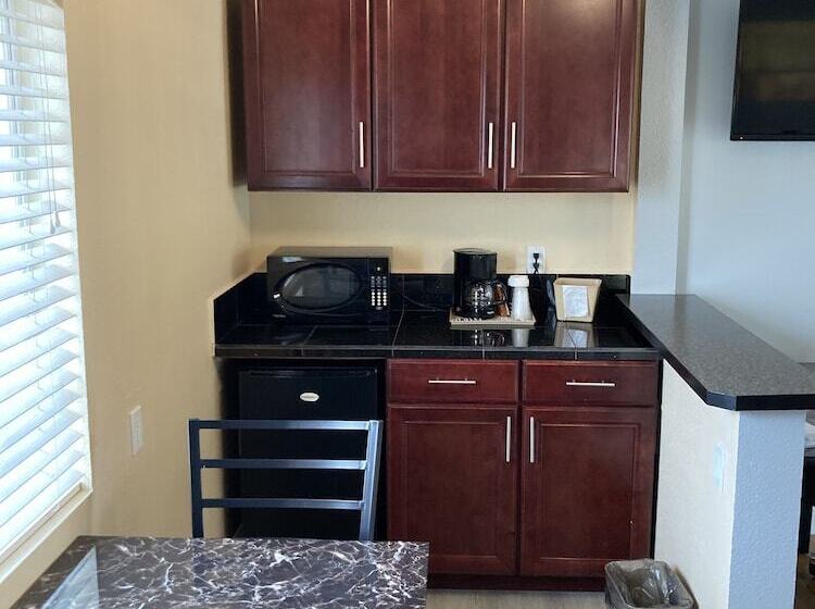Люкс, Tri Valley Inn & Suites