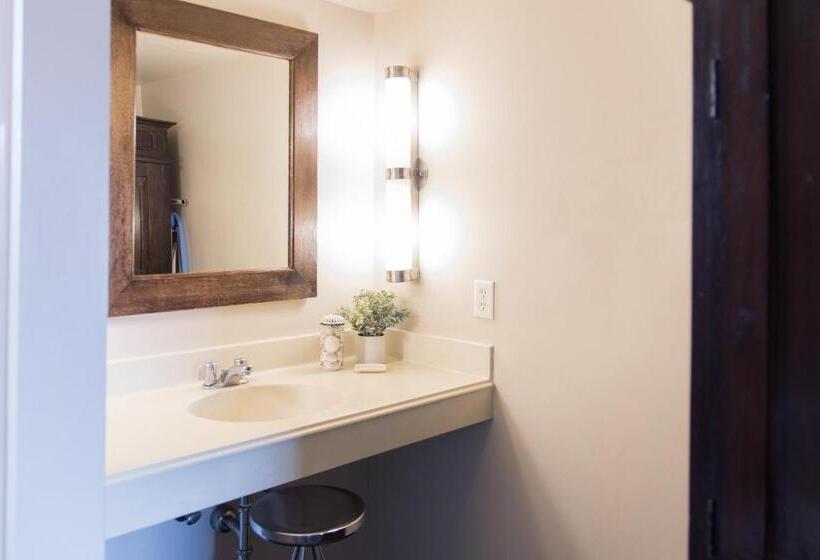 Deluxe Suite King Bed, Vineyard Court Designer Suites