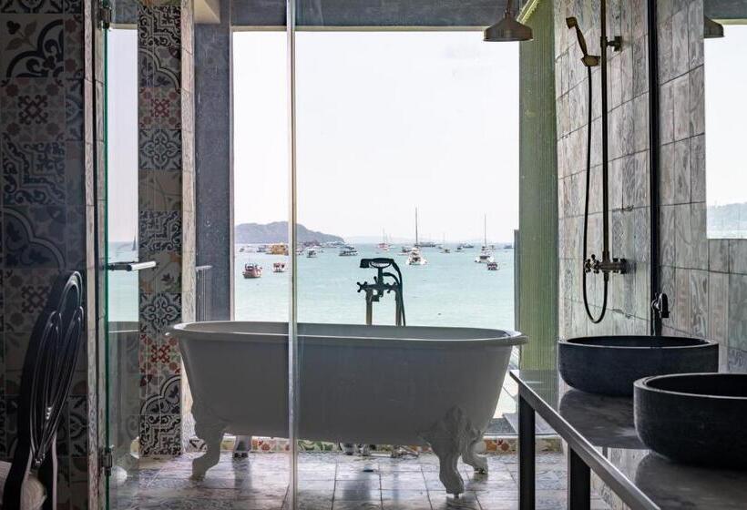 اتاق لوکس با بالکن, Arch39 Phuket Beach Front   Sha Plus