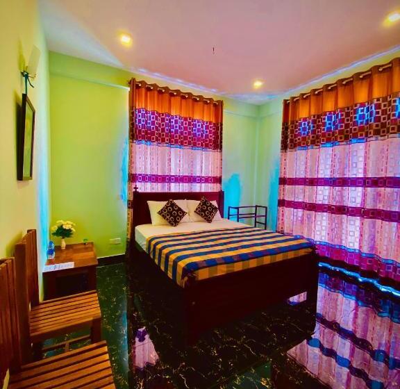 Quarto Deluxe com Sacada, Nirosha Guest House