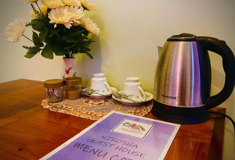 Quarto Estandar, Nirosha Guest House