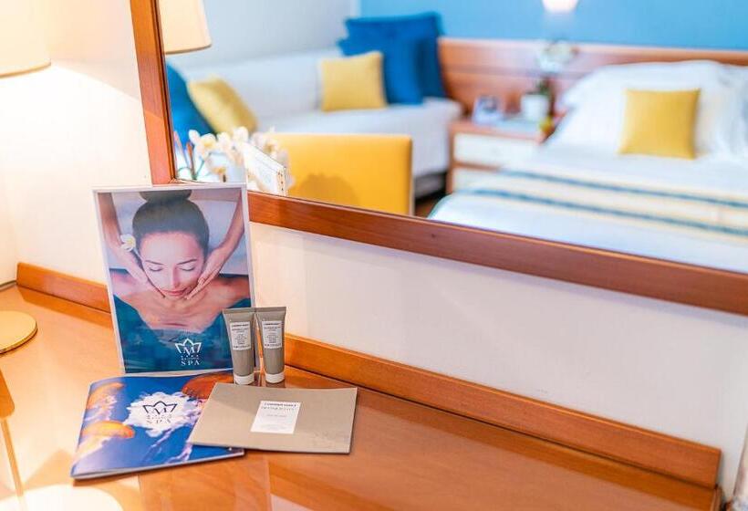 Трехместный Номер Стандарт с Балконом, Majestic Beach Hotel & Wellness
