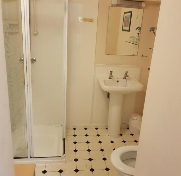 اتاق اکونومی, Marlow Lodge