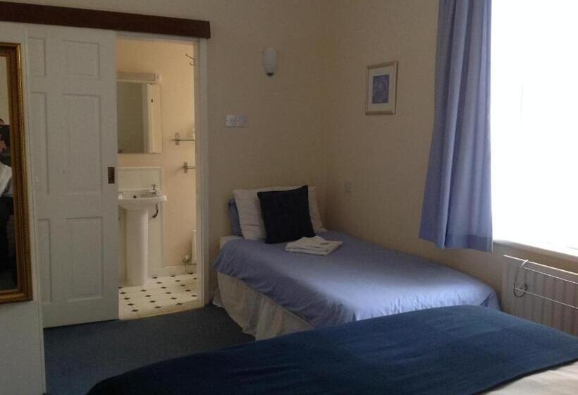 اتاق کلاسیک سه تخته, Marlow Lodge