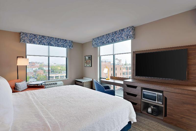 带大床的标准间, Hampton Inn Salem Boston