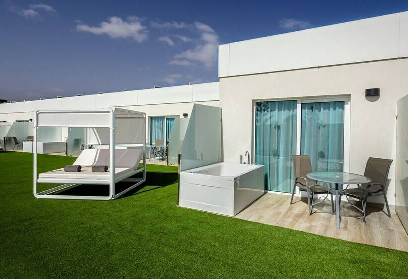 חדק דלוקס עם ג'קוזי, Barcelo Corralejo Sands