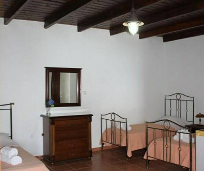 غرفة قياسية ثلاثية, Lalloudes Seaside Accommodation