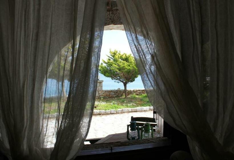 غرفة عائلية مطلّة علي البحر, Lalloudes Seaside Accommodation