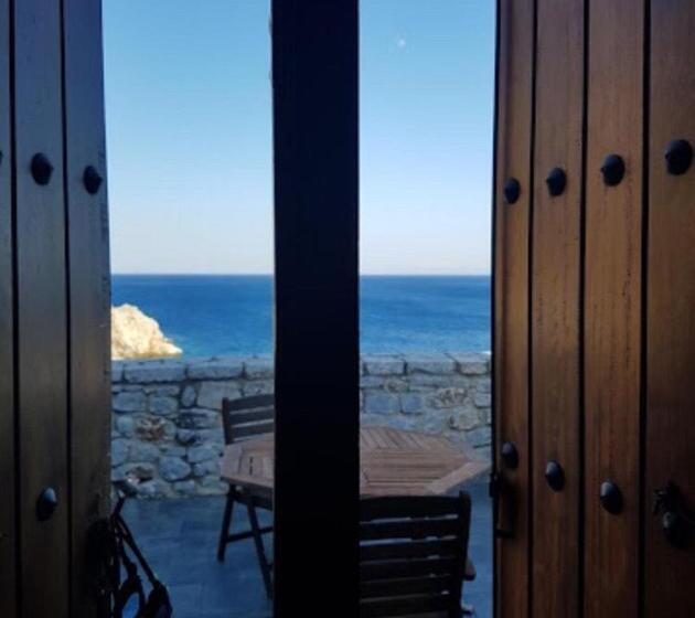 スーペリアファミリールーム, Lalloudes Seaside Accommodation