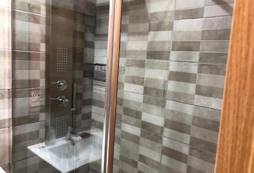 스탠다드 트리플 룸, Hostal Montreal