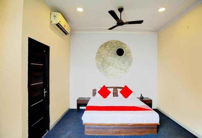 Triple Classic Room, Oyo 29308 Virasat Shaheed Path Inn