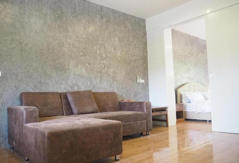Семейный Номер, Nawiengkae Riverview Resort