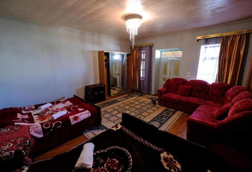اتاق استاندارد چهار تخته, Laila Guest House