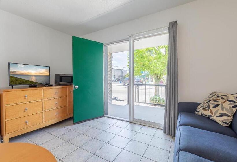استودیو استاندارد با بالکن, Premiere Motel