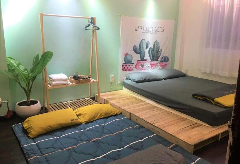 اتاق استاندارد, The Nineties Hostel