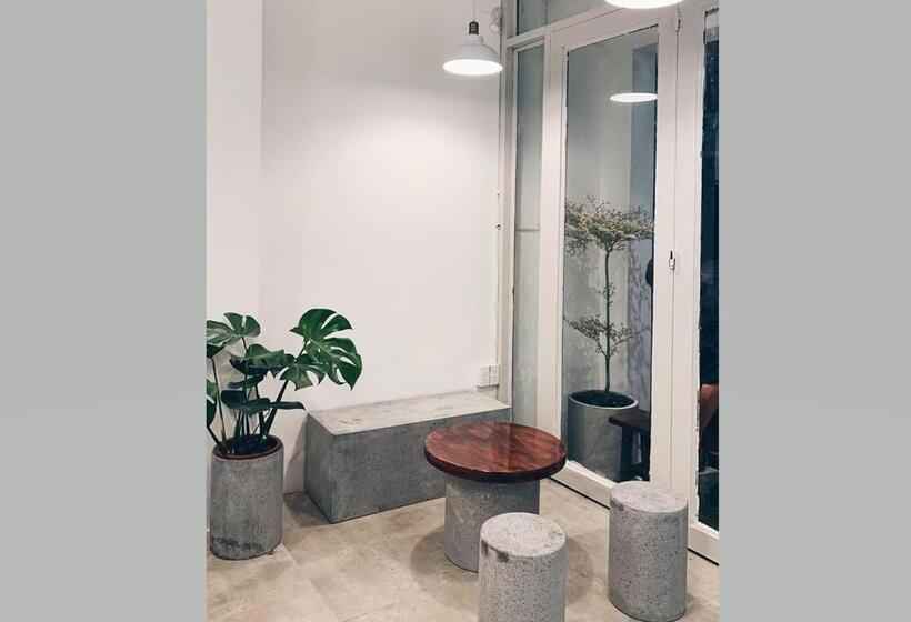 اتاق لوکس, The Nineties Hostel