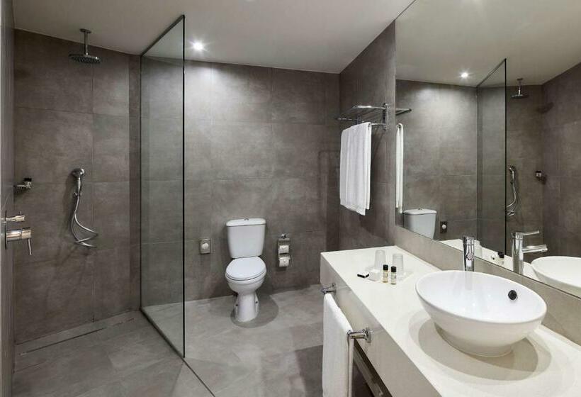 اتاق لوکس با چشم‌انداز استخر, Tivoli Lagos