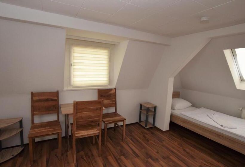 基本三人间, Nürtingen Zimmer
