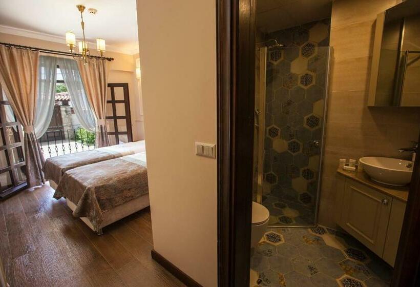 اتاق لوکس با چشم‌انداز باغ, Livia Garden