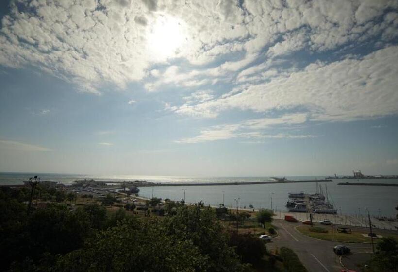 جناح جونيور مزوَّد بشرفة, Msr Port