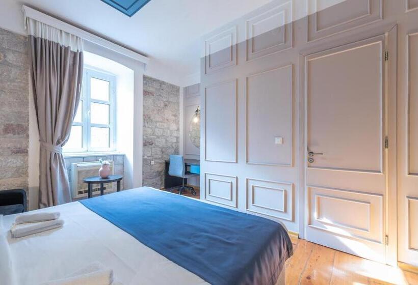 اتاق لوکس با تخت بزرگ, Kotor Nest