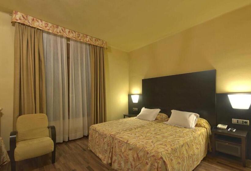 اتاق استاندارد سه نفره, Restaurant Pessets & SPA