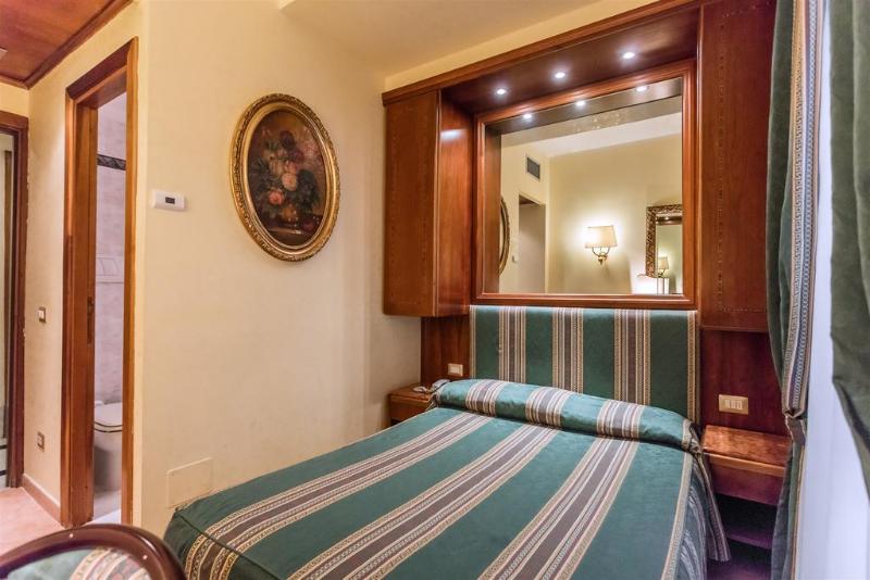 غرفة إقتصادية, Raeli Hotel Lux