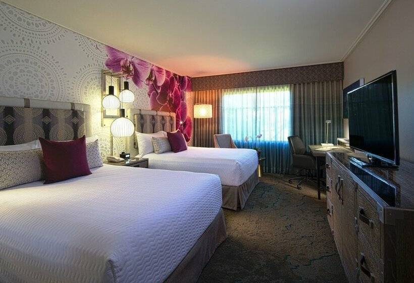اتاق کلاب, Universal's Loews Royal Pacific Resort