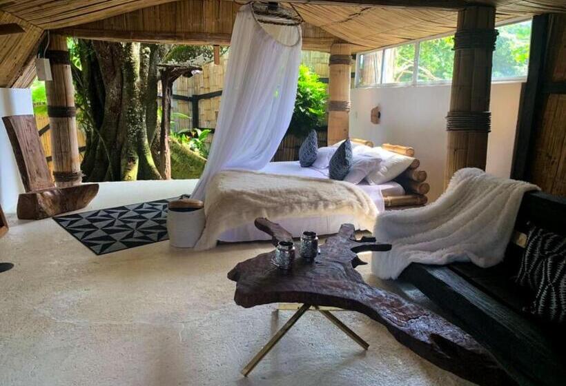 Suite with lake view, Amaranthus