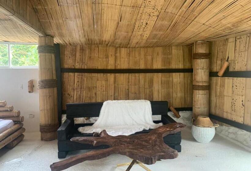Suite with lake view, Amaranthus