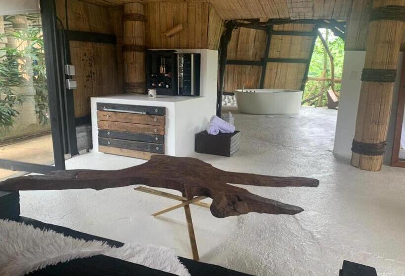 Suite with lake view, Amaranthus
