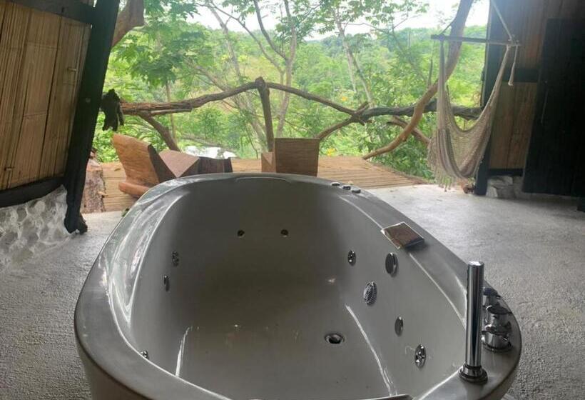 Suite with lake view, Amaranthus